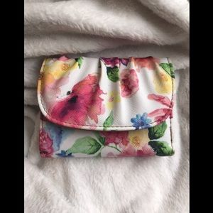 🌼Adorable Trifold Floral Wallet NWOT🌸